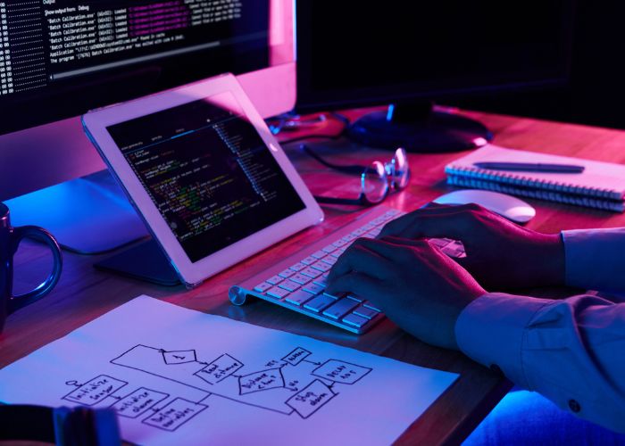 Profissional digitando no computador planejando projetos digitais para ganhar dinheiro online